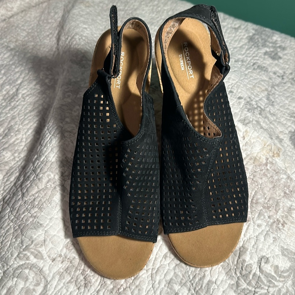 Rockport Women’s wedge sandal size 9 great condition black with tan wedge